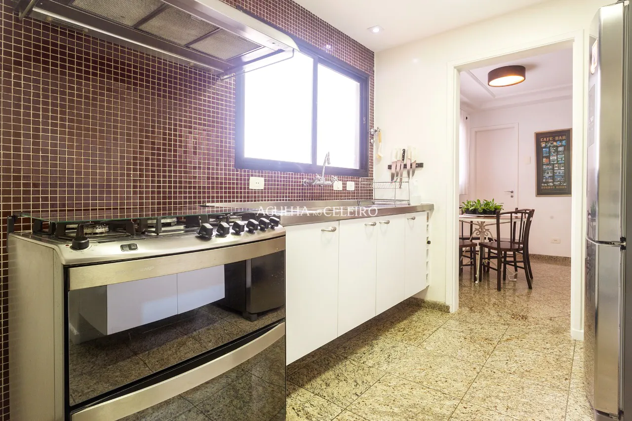 Venda/Moema: Andar alto, amplo e com luminosidade garantida. – 10166