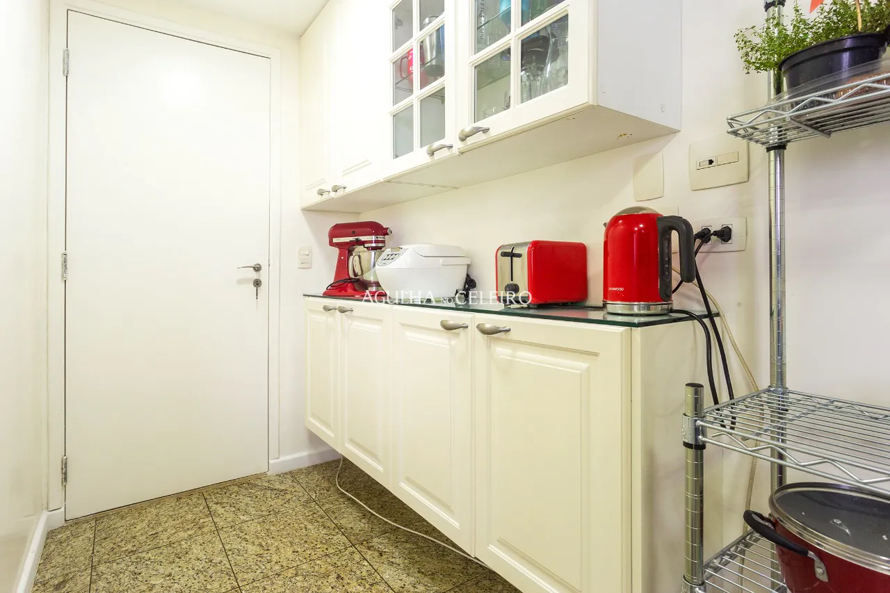 Venda/Moema: Andar alto, amplo e com luminosidade garantida. – 10166