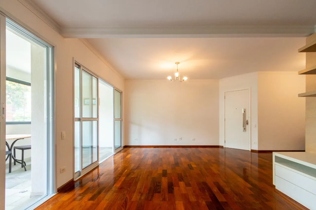 Apartamento com ótima localização em Moema à venda – 12805