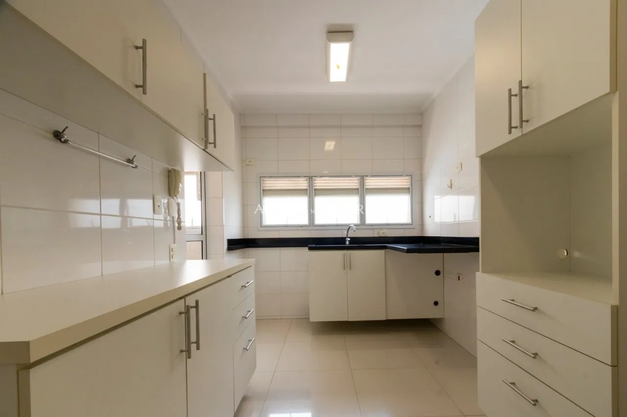 Apartamento com ótima localização em Moema à venda – 12805