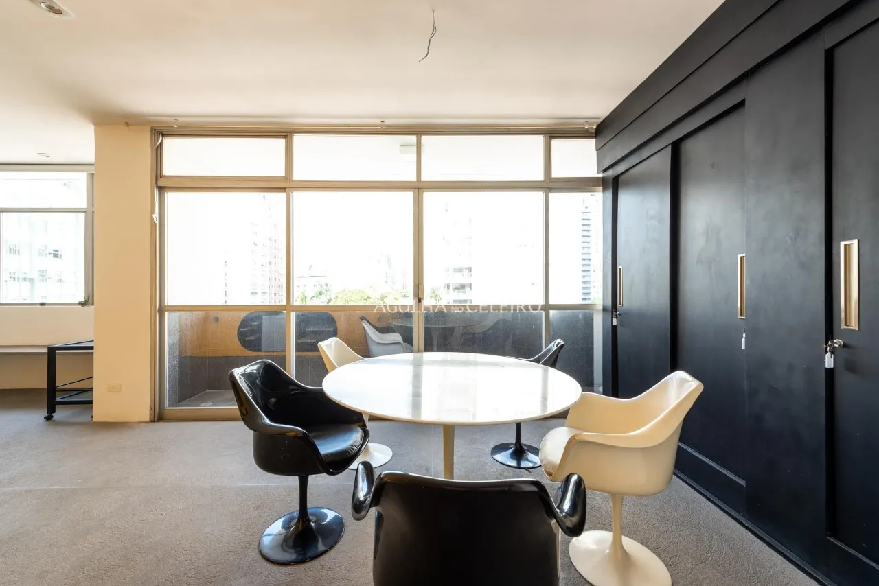 Apartamento com muita luz e uma varandinha charmosa à venda no Itaim Bibi. – 8870