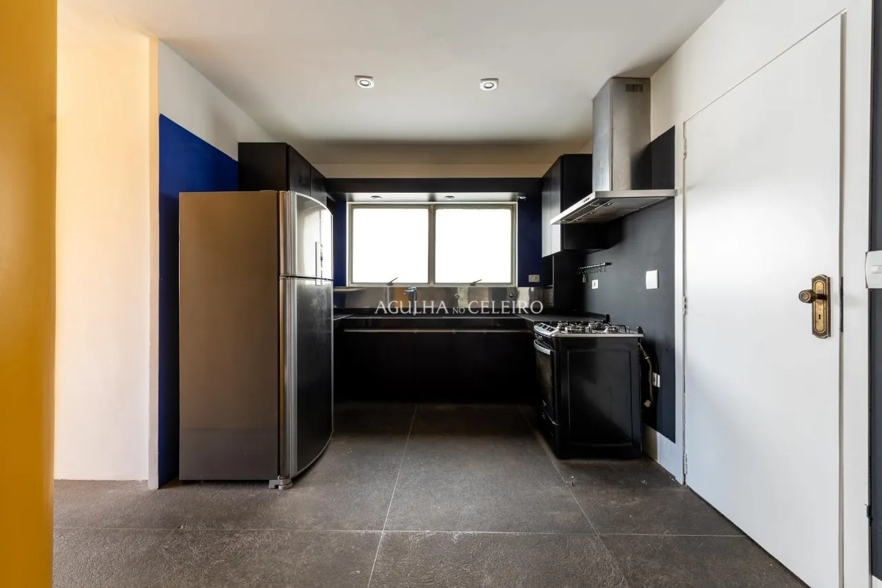 Apartamento com muita luz e uma varandinha charmosa à venda no Itaim Bibi. – 8870