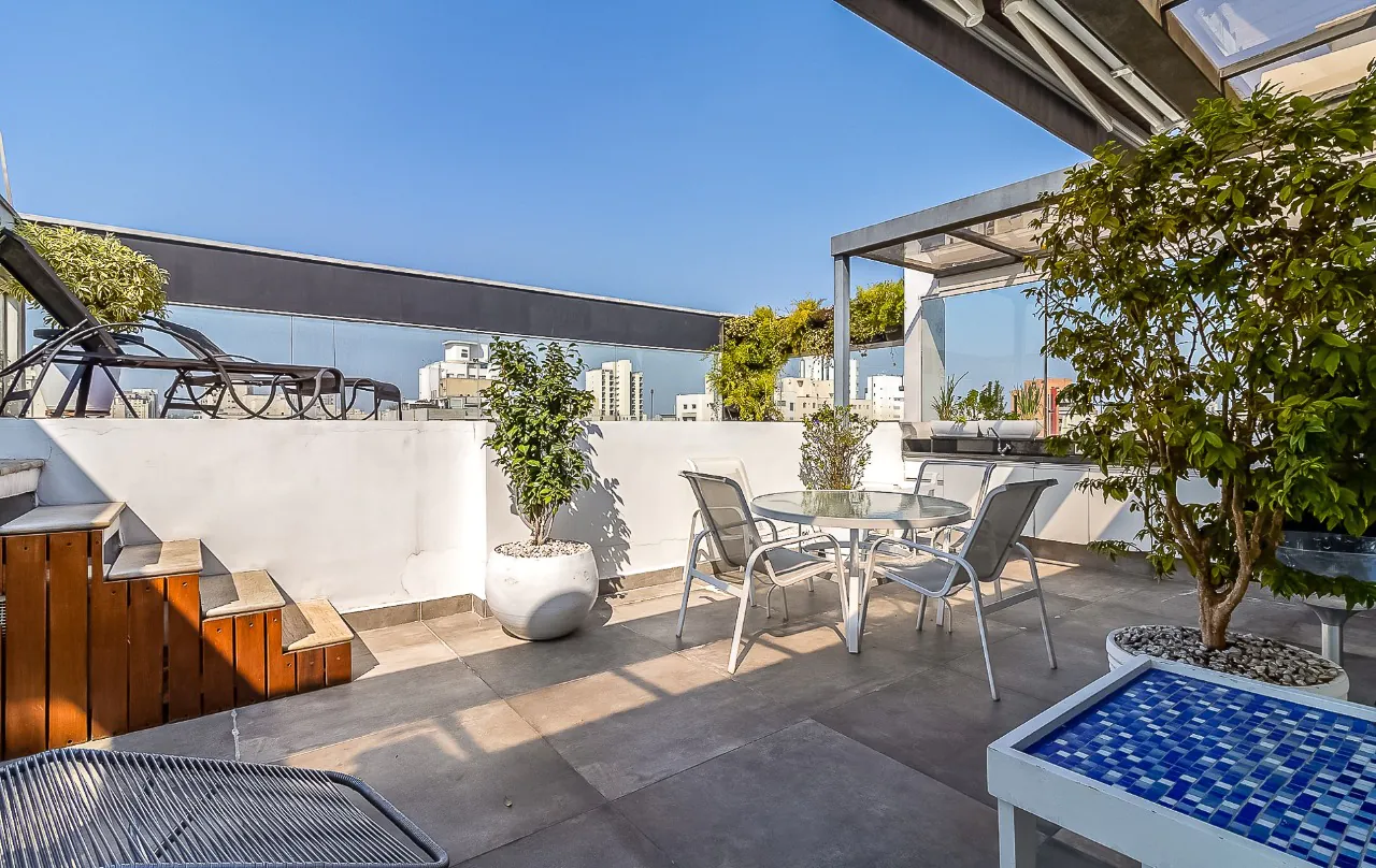 Cobertura duplex linda em prédio assinado por Ruy Ohtake em Moema. – 9661