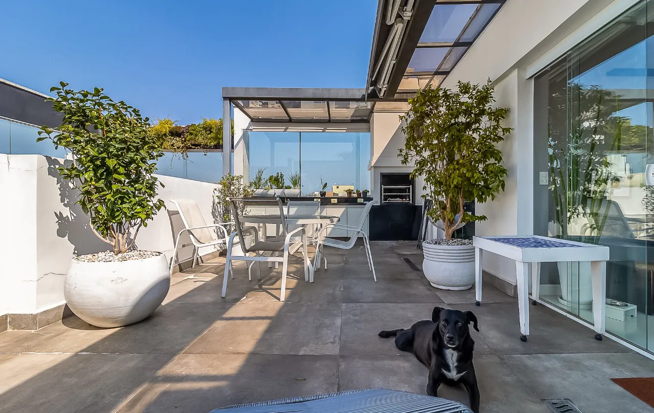 Cobertura duplex linda em prédio assinado por Ruy Ohtake em Moema. – 9661