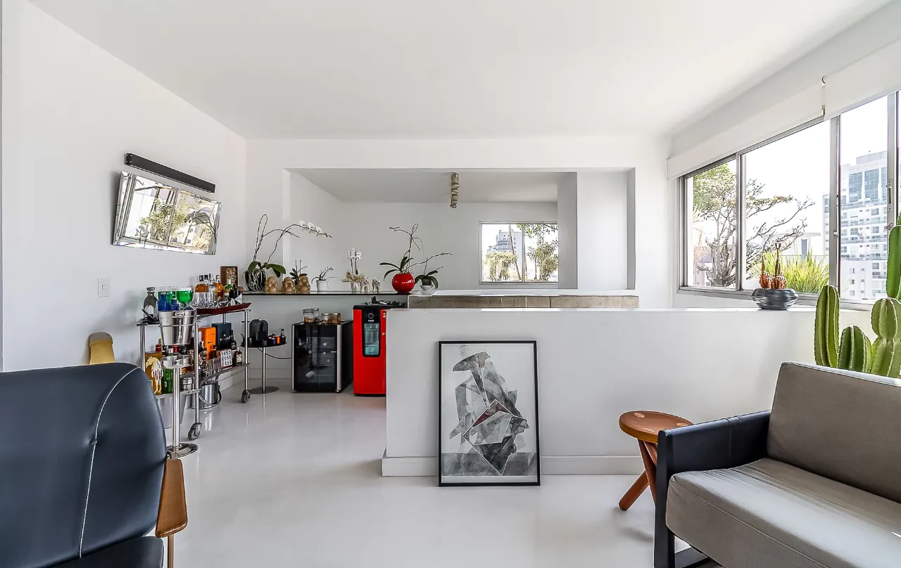 Cobertura duplex linda em prédio assinado por Ruy Ohtake em Moema. – 9661