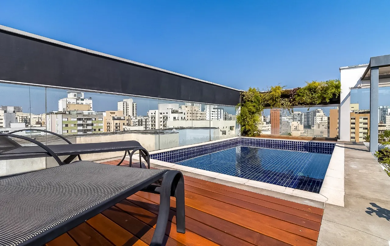 Cobertura duplex linda em prédio assinado por Ruy Ohtake em Moema. – 9661