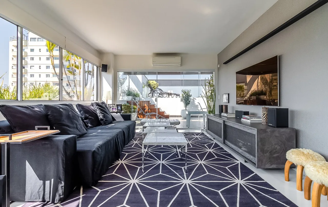 Cobertura duplex linda em prédio assinado por Ruy Ohtake em Moema. – 9661