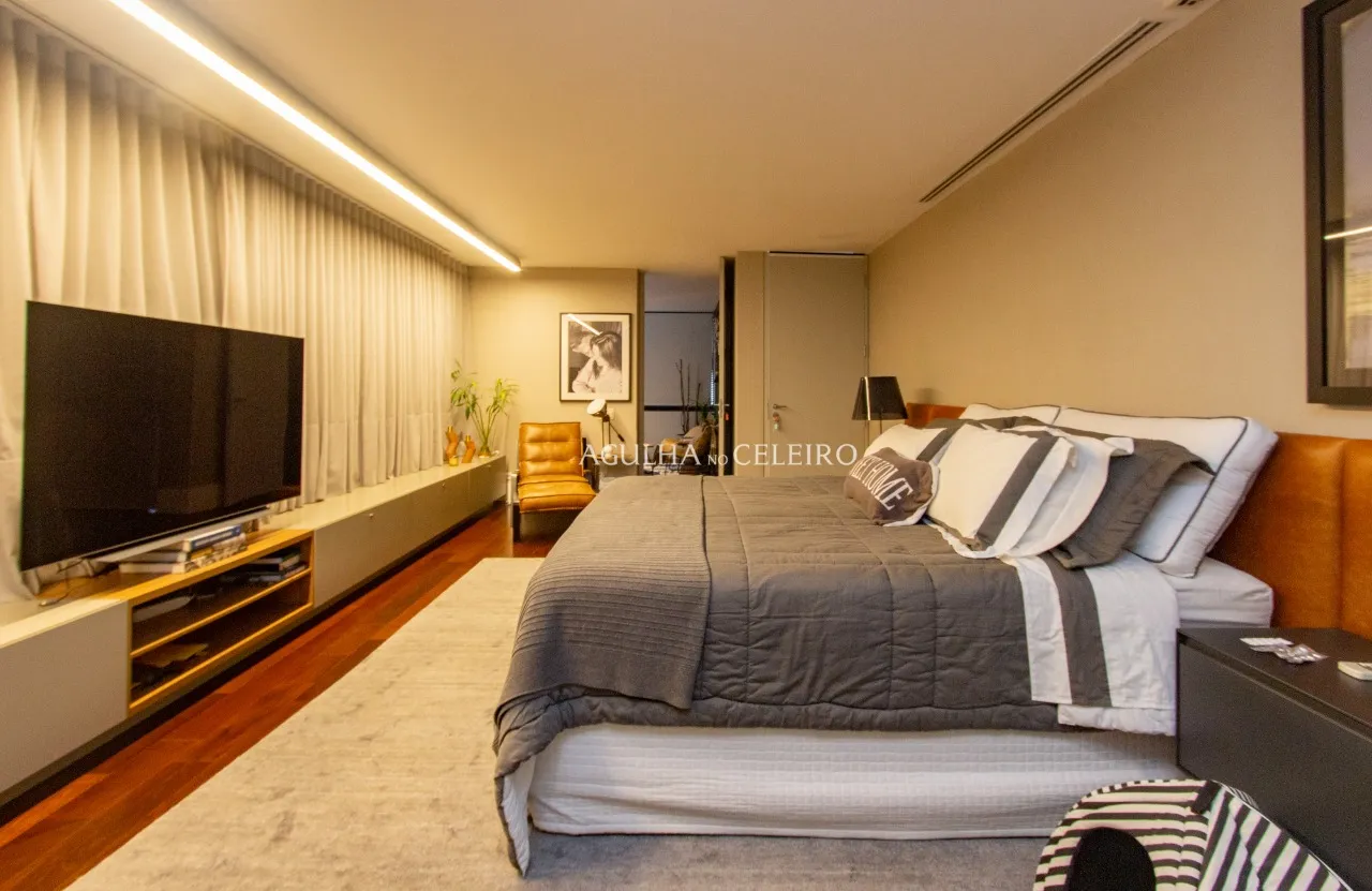 Cobertura espetacular no melhor do bairro, com projeto de Márcio Kogan. – CO0282