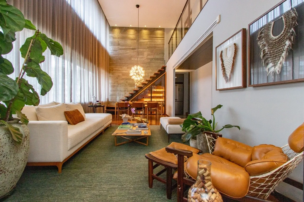 Cobertura espetacular no melhor do bairro, com projeto de Márcio Kogan. – CO0282