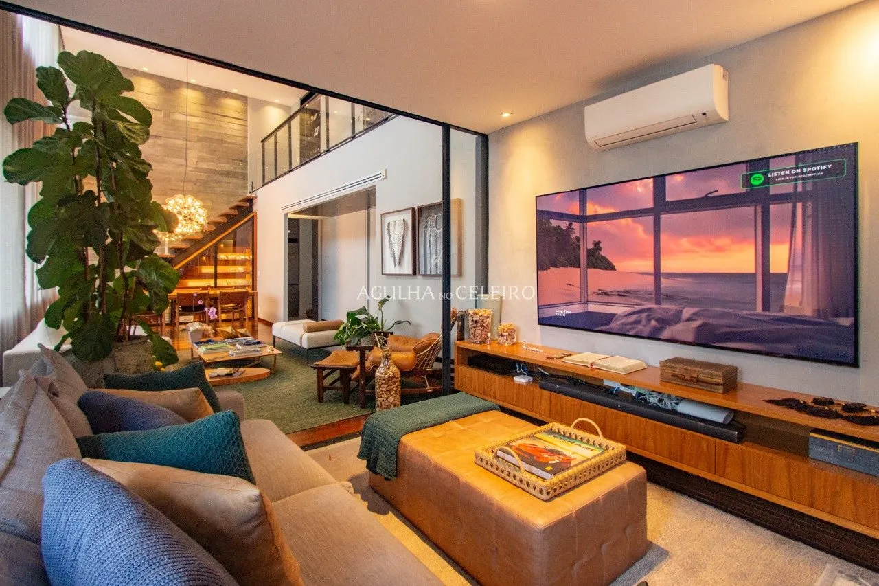 Cobertura espetacular no melhor do bairro, com projeto de Márcio Kogan. – CO0282