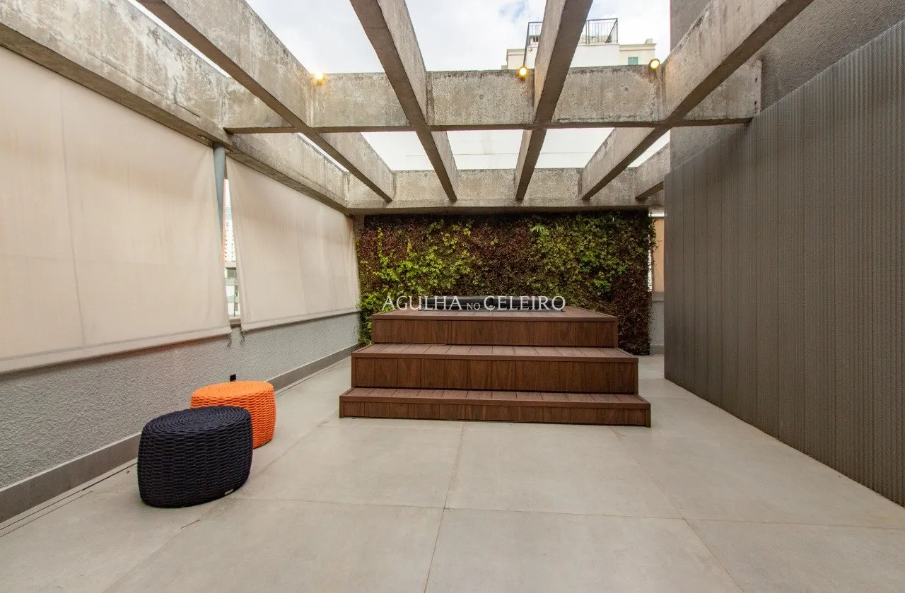 Cobertura espetacular no melhor do bairro, com projeto de Márcio Kogan. – CO0282