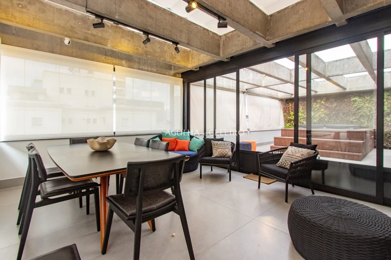 Cobertura espetacular no melhor do bairro, com projeto de Márcio Kogan. – CO0282