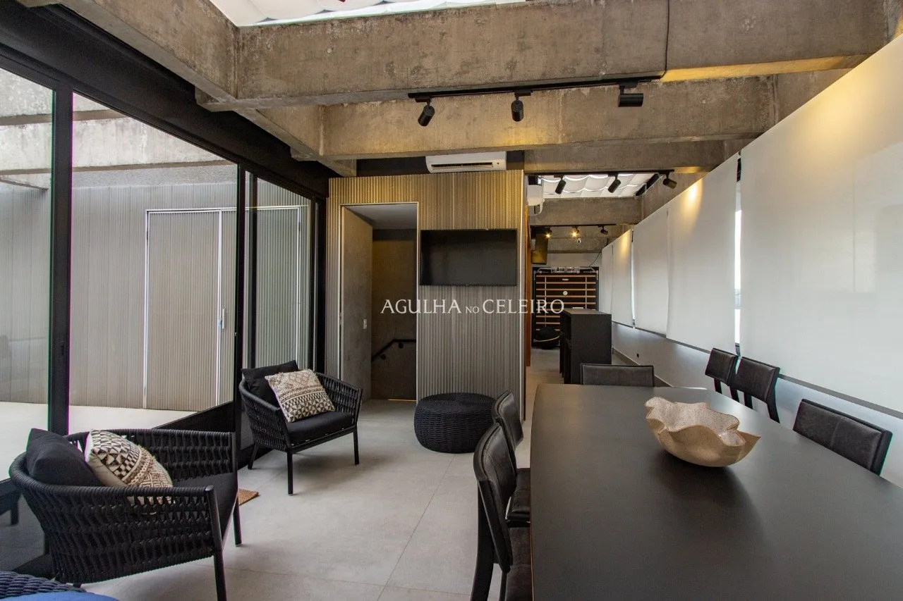 Cobertura espetacular no melhor do bairro, com projeto de Márcio Kogan. – CO0282