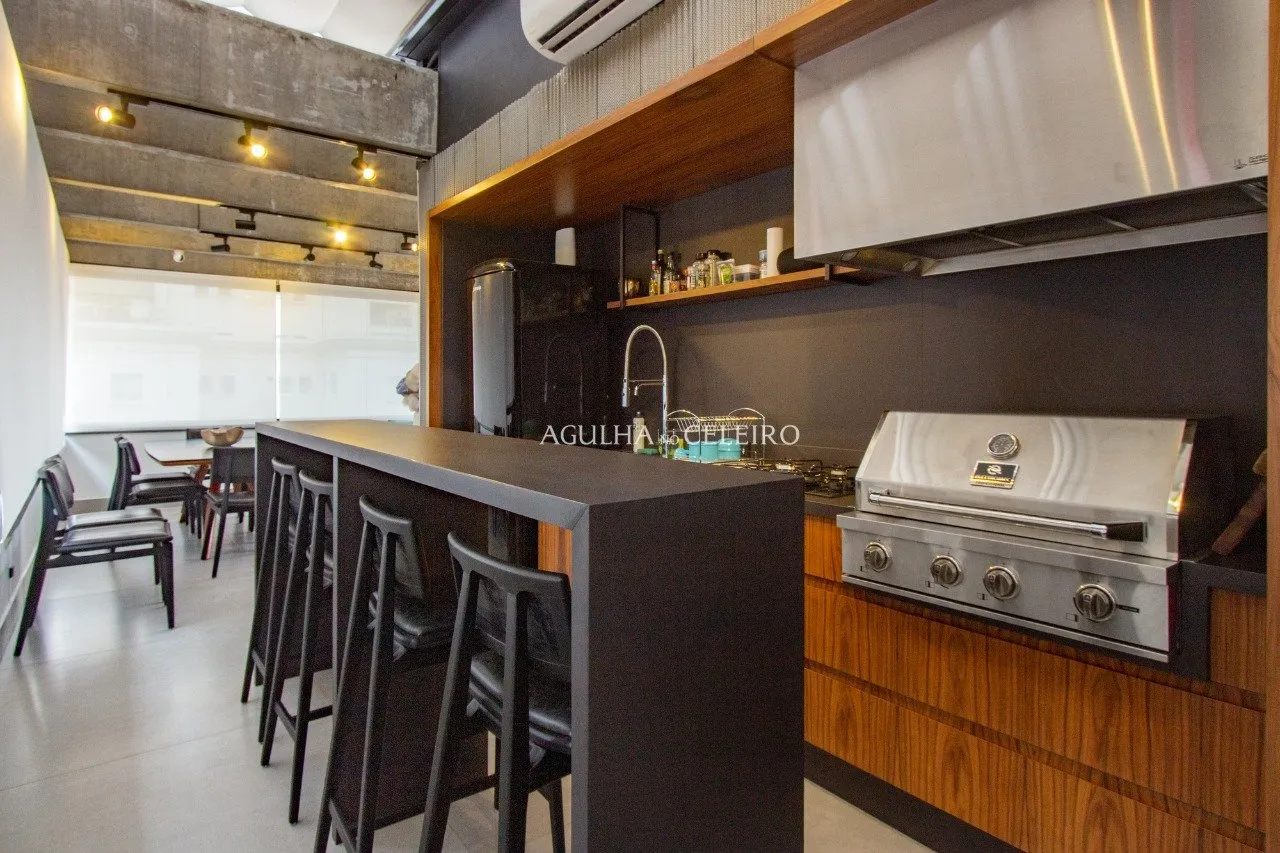 Cobertura espetacular no melhor do bairro, com projeto de Márcio Kogan. – CO0282