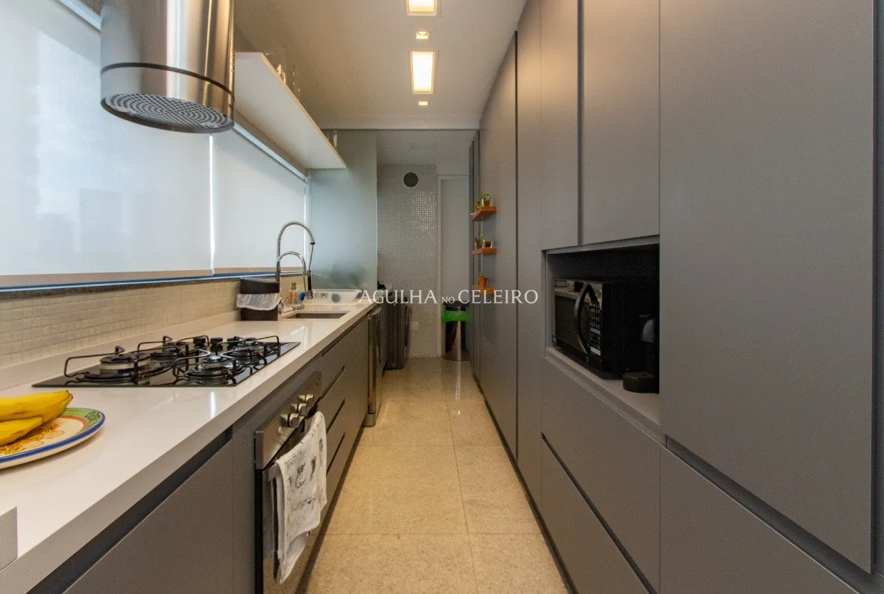 Cobertura espetacular no melhor do bairro, com projeto de Márcio Kogan. – CO0282