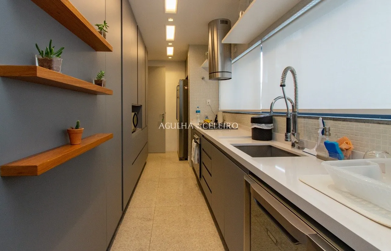 Cobertura espetacular no melhor do bairro, com projeto de Márcio Kogan. – CO0282