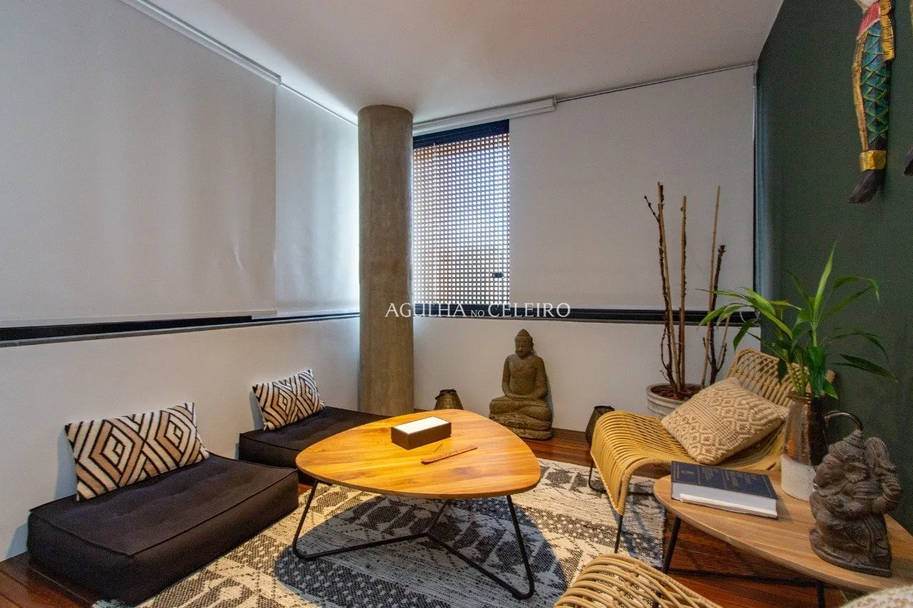 Cobertura espetacular no melhor do bairro, com projeto de Márcio Kogan. – CO0282