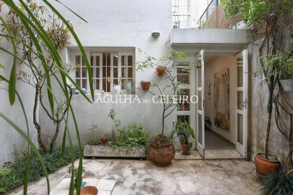 Charmosa casa de vila no miolinho do bairro em localização priviligiada. – VL0103