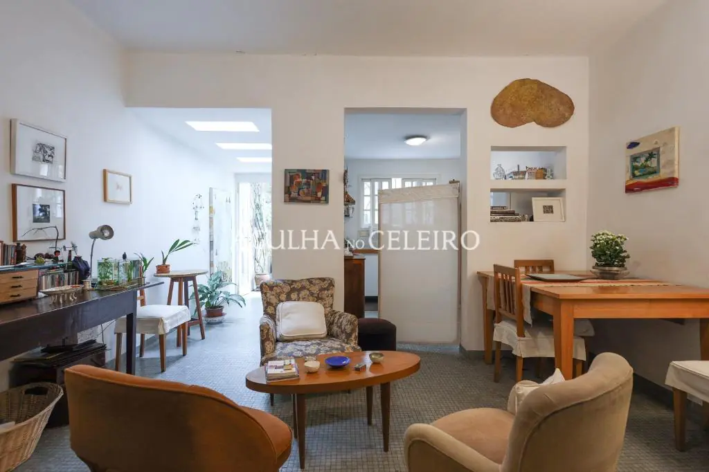 Charmosa casa de vila no miolinho do bairro em localização priviligiada. – VL0103