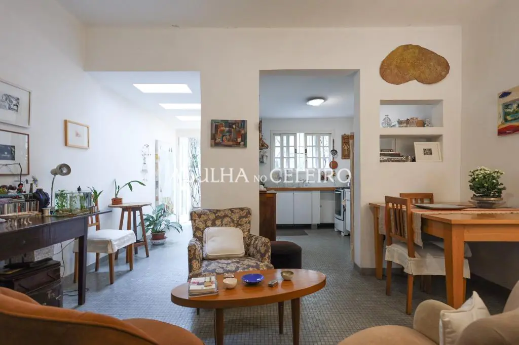 Charmosa casa de vila no miolinho do bairro em localização priviligiada. – VL0103