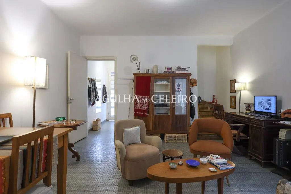 Charmosa casa de vila no miolinho do bairro em localização priviligiada. – VL0103