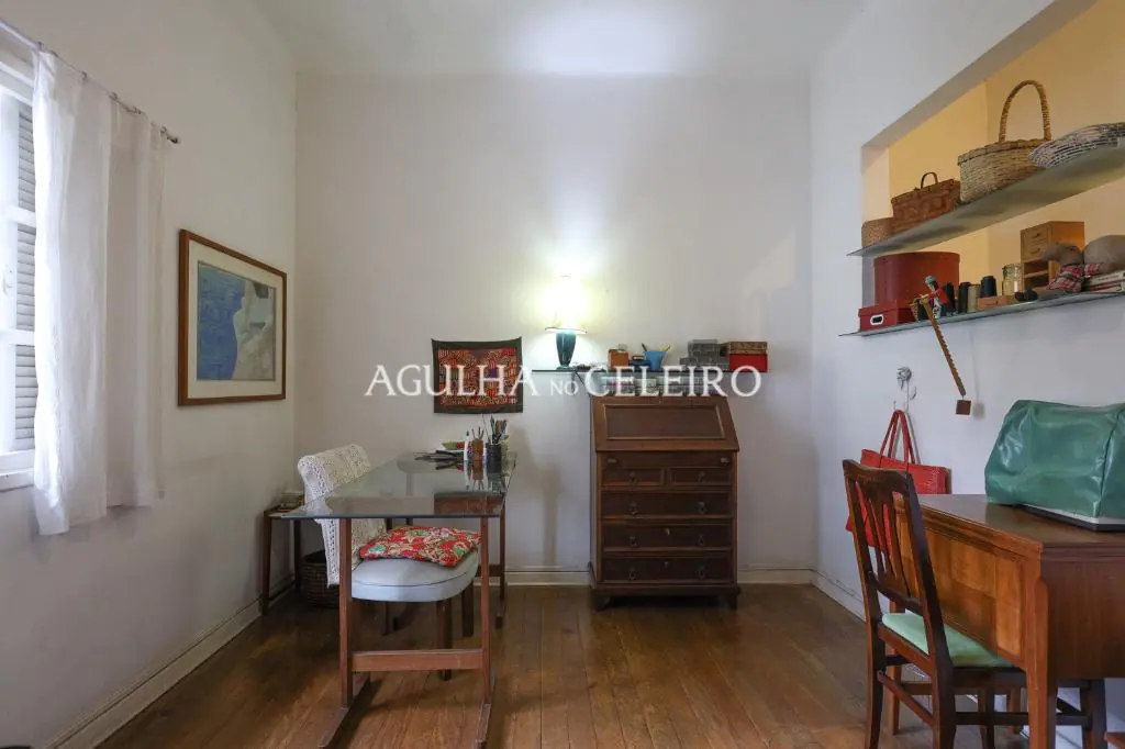 Charmosa casa de vila no miolinho do bairro em localização priviligiada. – VL0103