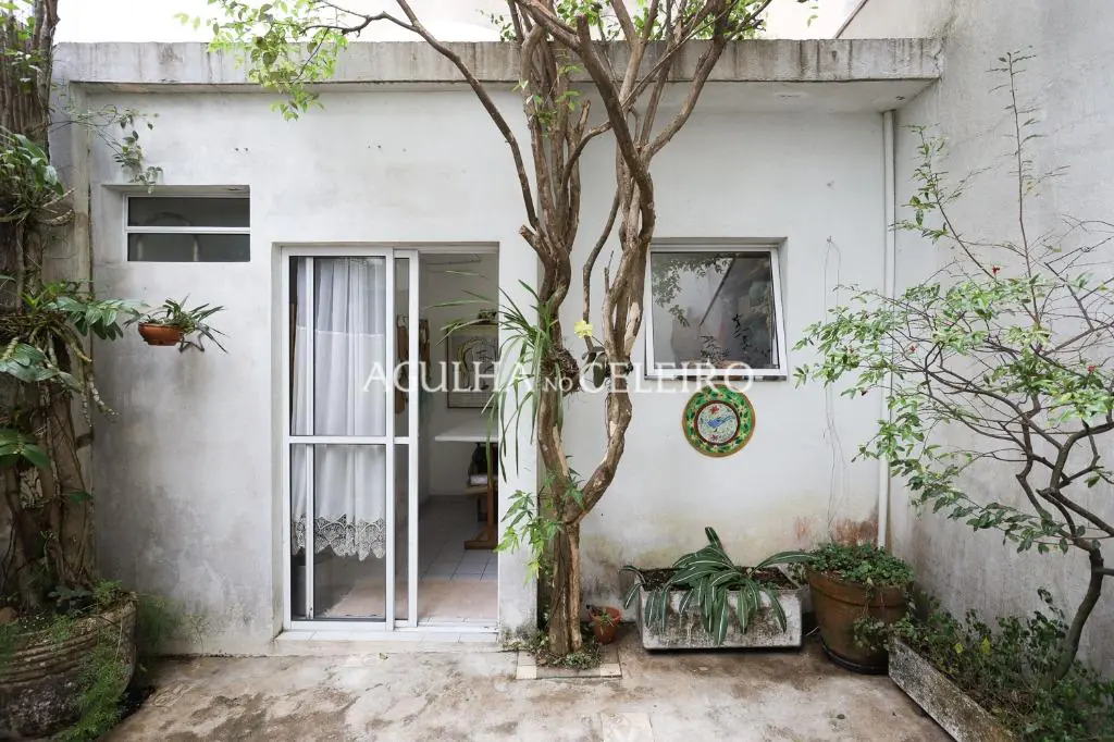 Charmosa casa de vila no miolinho do bairro em localização priviligiada. – VL0103