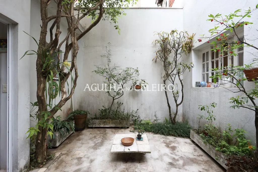 Charmosa casa de vila no miolinho do bairro em localização priviligiada. – VL0103