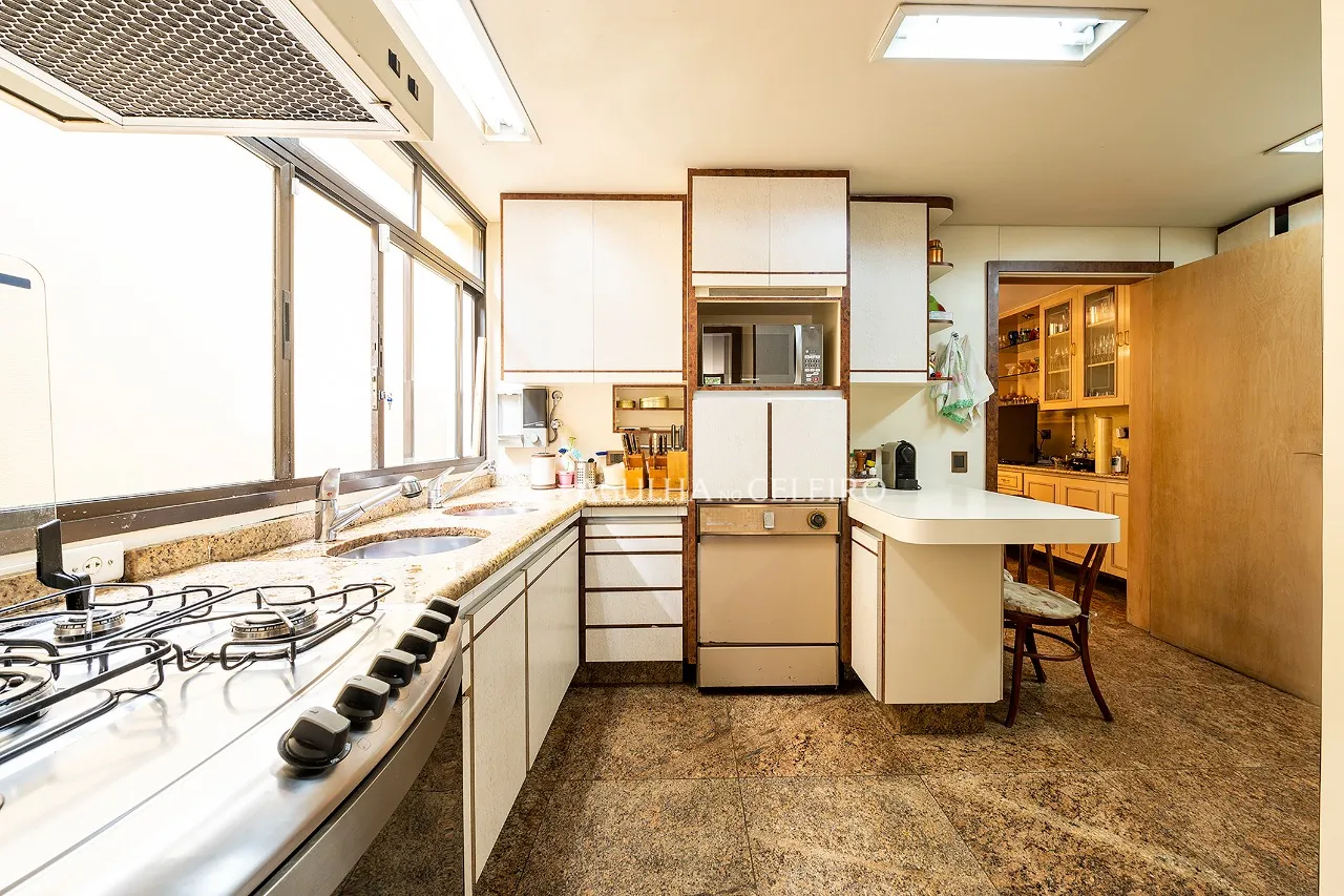 Venda/Jardim Europa: Ampla e com muita luz! – 9749