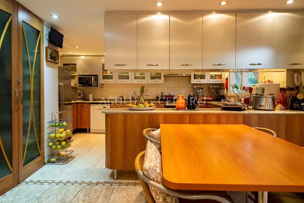 Casa à venda em Alto de Pinheiros. – CA0548