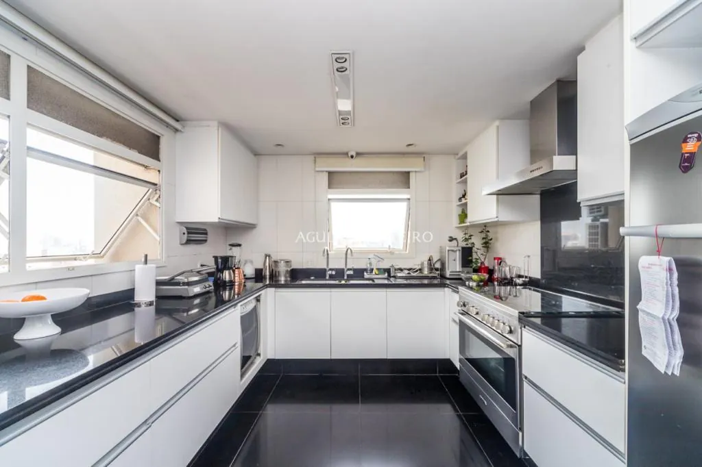 Venda/Vila Nova Conceição: Cobertura com Vista Panorâmica Vizinha à Praça Pereira Coutinho. – CO0549