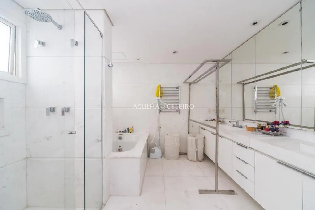 Venda/Vila Nova Conceição: Cobertura com Vista Panorâmica Vizinha à Praça Pereira Coutinho. – CO0549