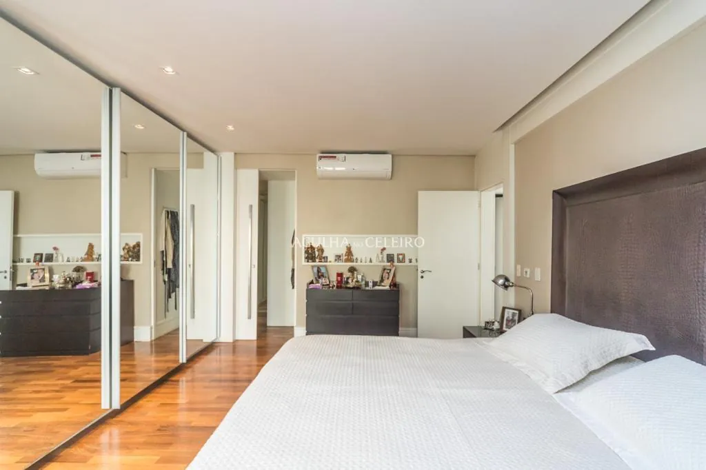 Venda/Vila Nova Conceição: Cobertura com Vista Panorâmica Vizinha à Praça Pereira Coutinho. – CO0549