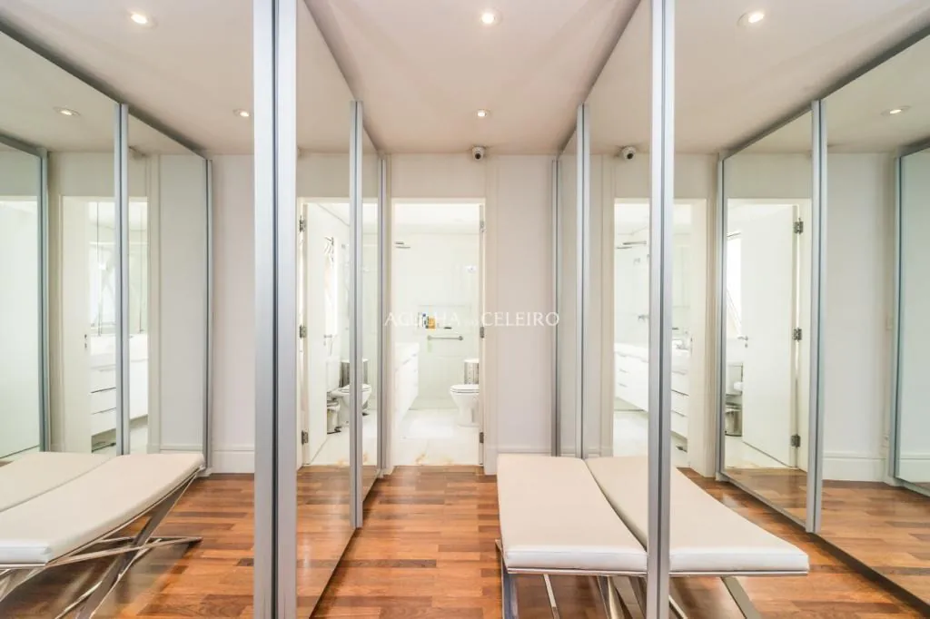 Venda/Vila Nova Conceição: Cobertura com Vista Panorâmica Vizinha à Praça Pereira Coutinho. – CO0549