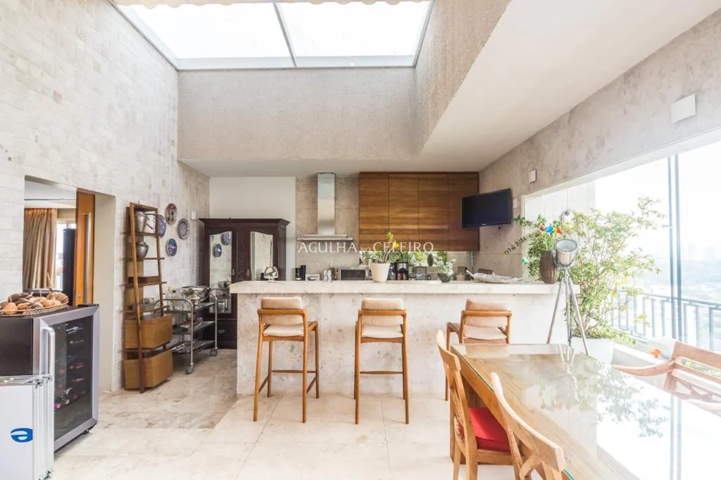 Venda/Vila Nova Conceição: Cobertura com Vista Panorâmica Vizinha à Praça Pereira Coutinho. – CO0549