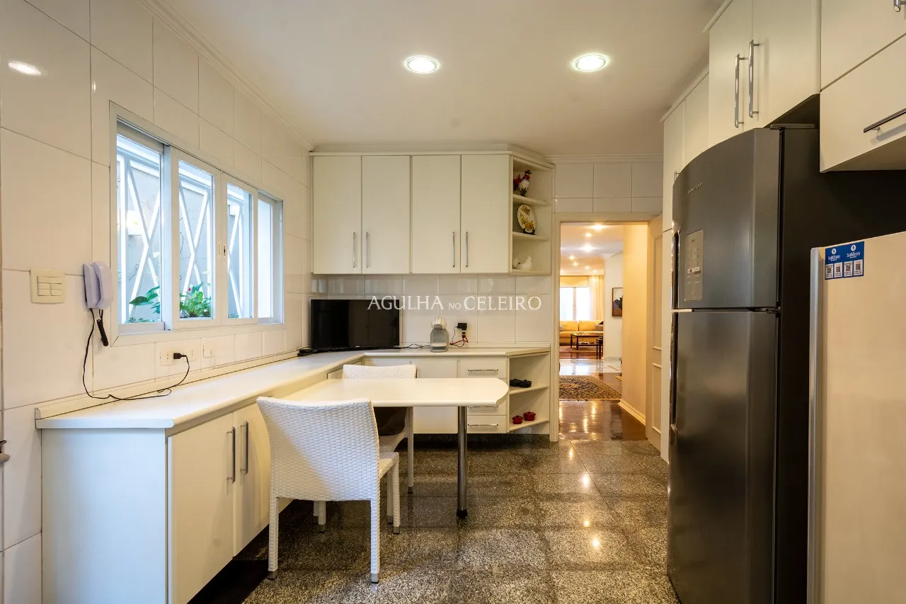 Casa deliciosa a 100 metros do Parque Ibirapuera à venda no Jardim Luzitânia. – 14134