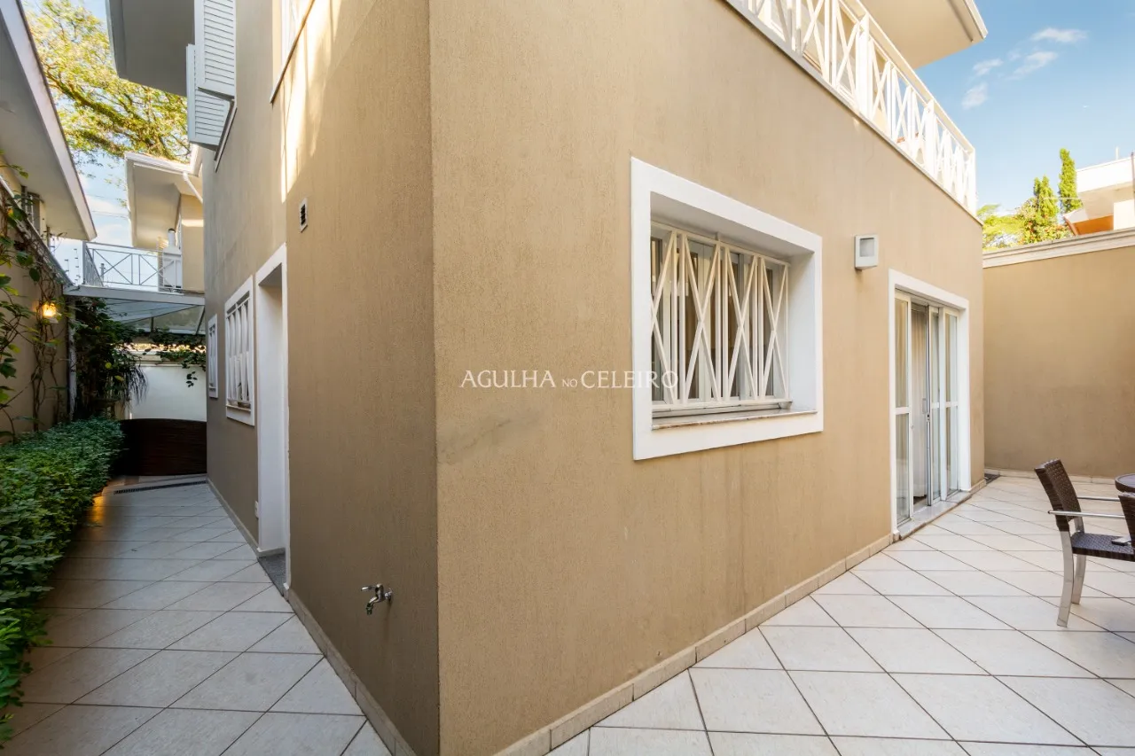 Casa deliciosa a 100 metros do Parque Ibirapuera à venda no Jardim Luzitânia. – 14134