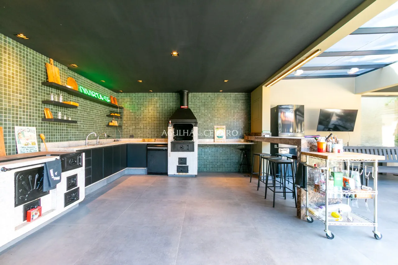 linda-casa-toda-reformada-localizada-em-rua-desejo-e-fechada-14126-2