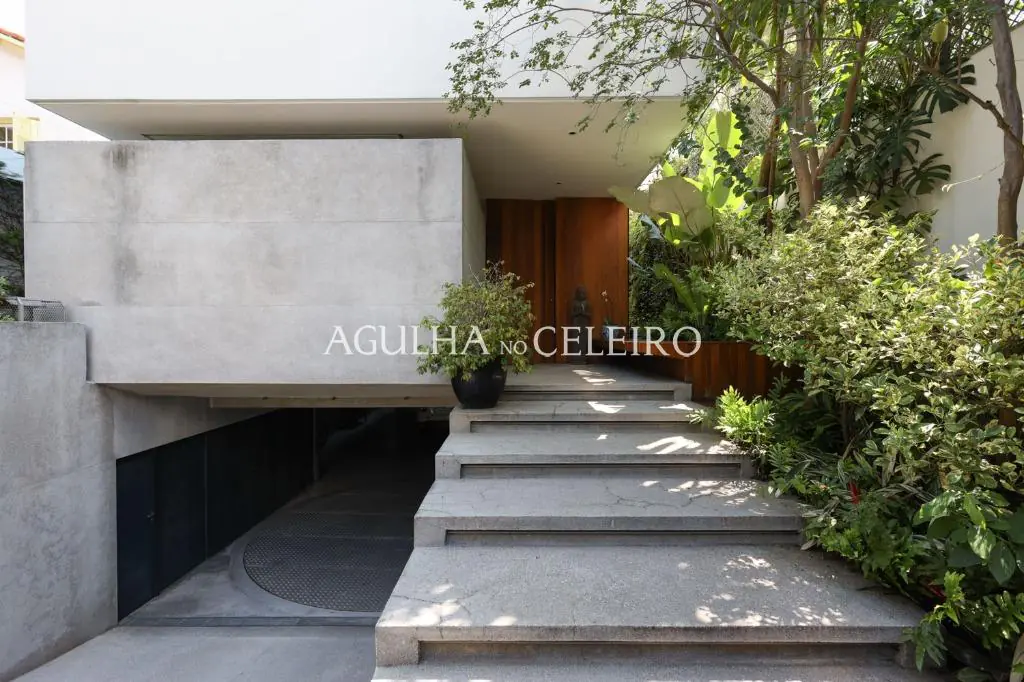 Casa de muito bom gosto para venda no Jardim Paulista. – CA0878