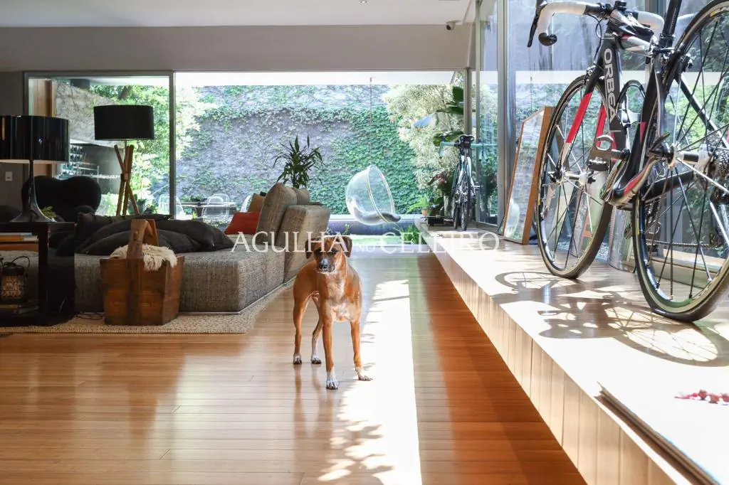 Casa de muito bom gosto para venda no Jardim Paulista. – CA0878