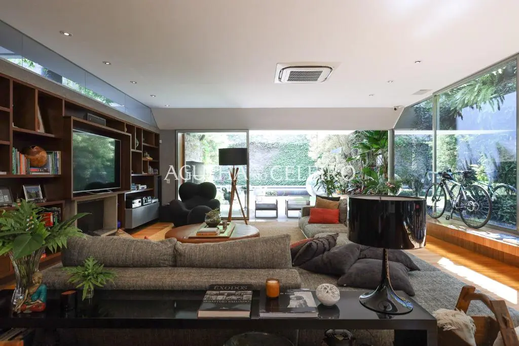 Casa de muito bom gosto para venda no Jardim Paulista. – CA0878