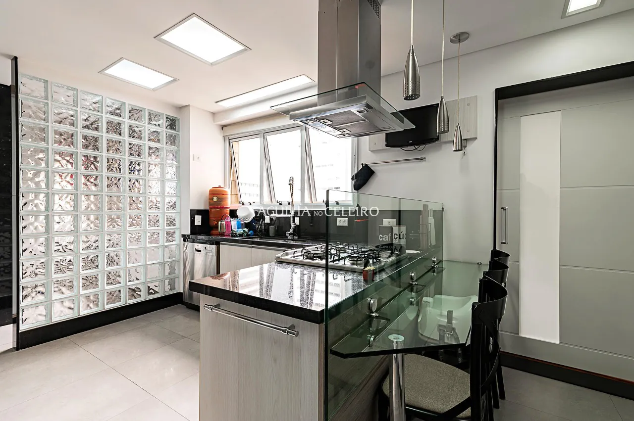 Totalmente Reformado, vista linda, fora de rota e muito conforto para venda em Moema. – AP7591