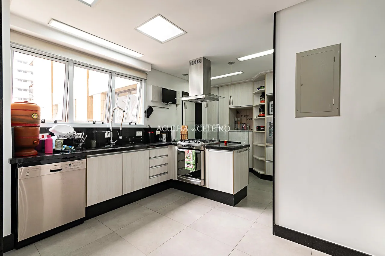 Totalmente Reformado, vista linda, fora de rota e muito conforto para venda em Moema. – AP7591