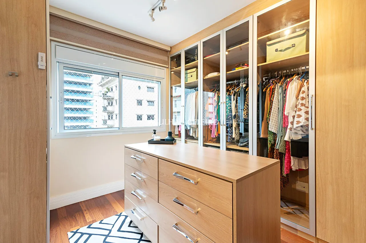 Totalmente Reformado, vista linda, fora de rota e muito conforto para venda em Moema. – AP7591