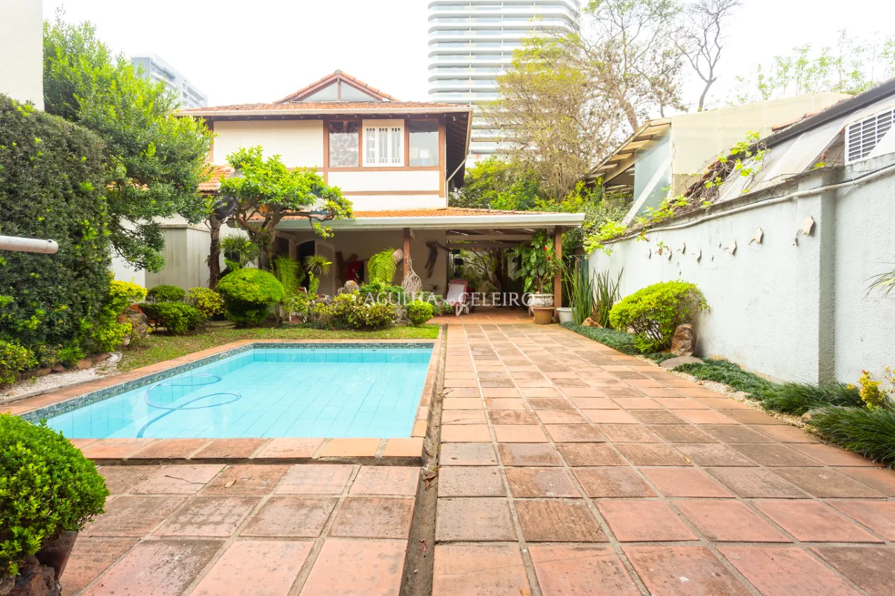 Casa com 04 dormitórios, Edícula e Piscina à venda no Jardim Paulistano – 10056