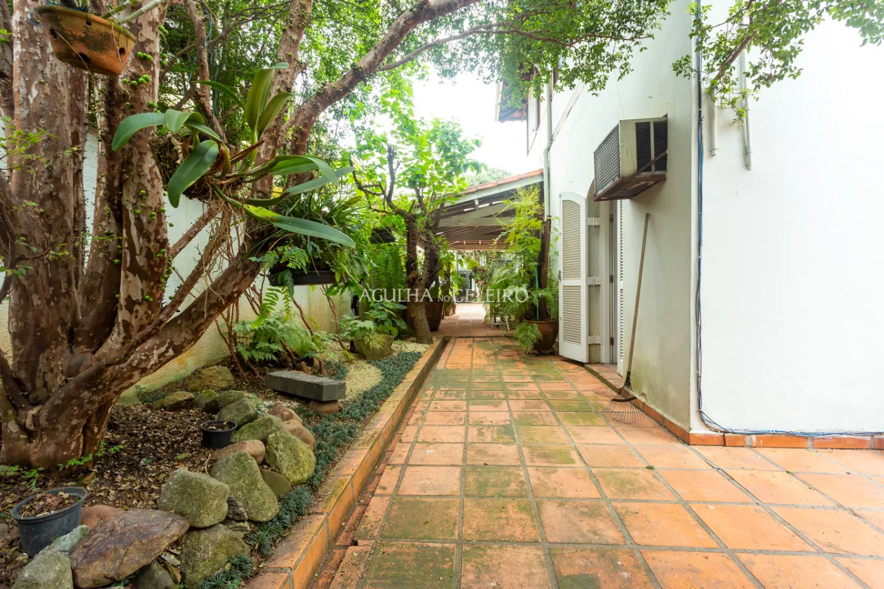 Casa com 04 dormitórios, Edícula e Piscina à venda no Jardim Paulistano – 10056