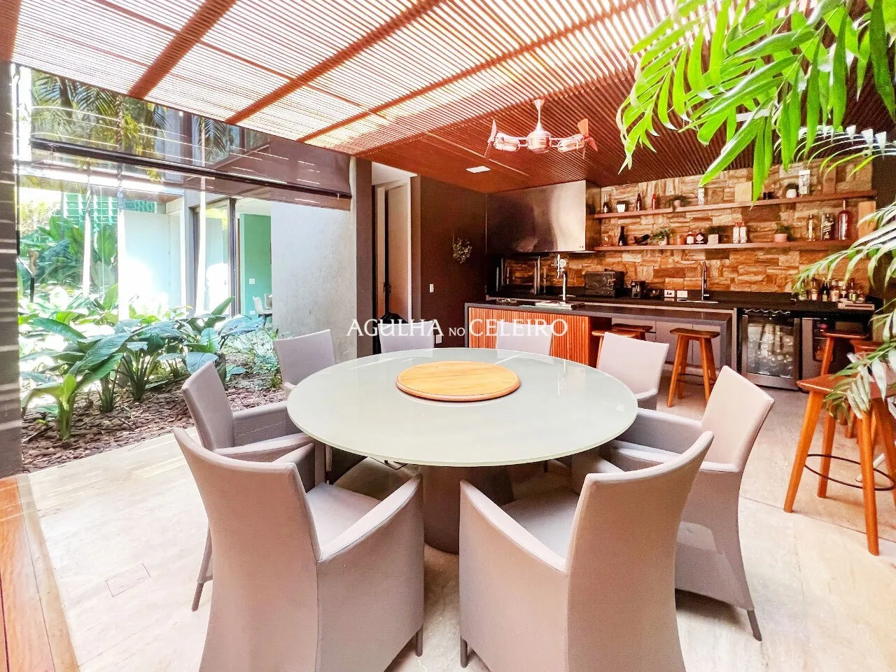 Deslumbrante casa em rua tranquila e segura no Jardim América – 15001 - imovel-35362-23