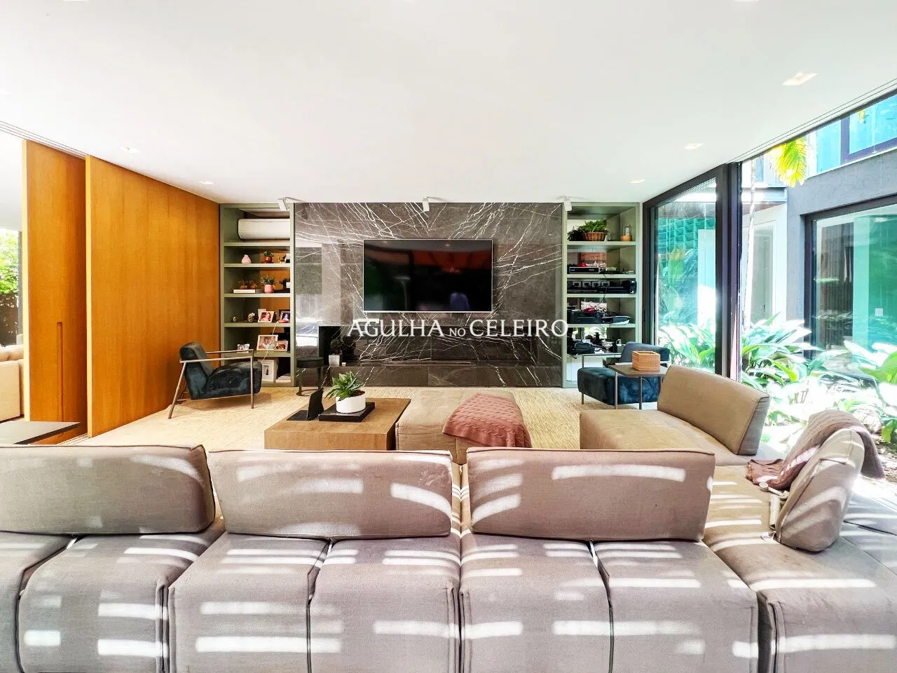 Deslumbrante casa em rua tranquila e segura no Jardim América – 15001 - imovel-35362-18