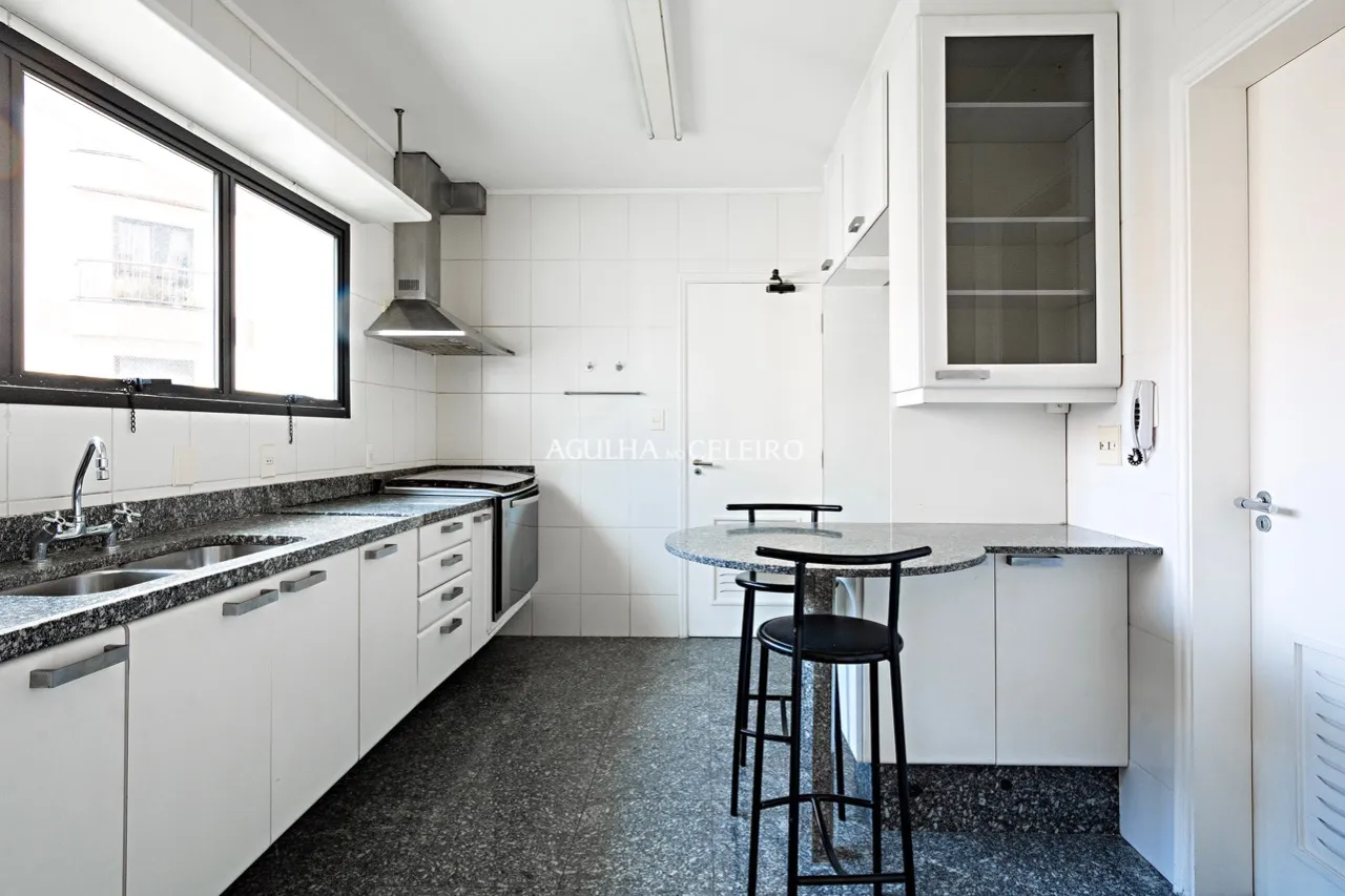 Apartamento com muito espaço para venda ou locação em Moema. – 16234 - DSC_0117