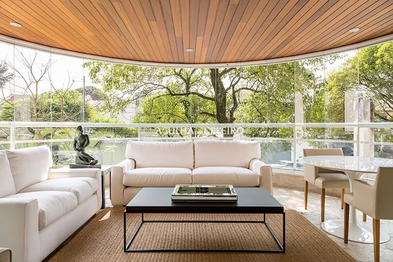 Espaçoso apartamento em prédio cobiçado com vasta iluminação natural. – AP5878